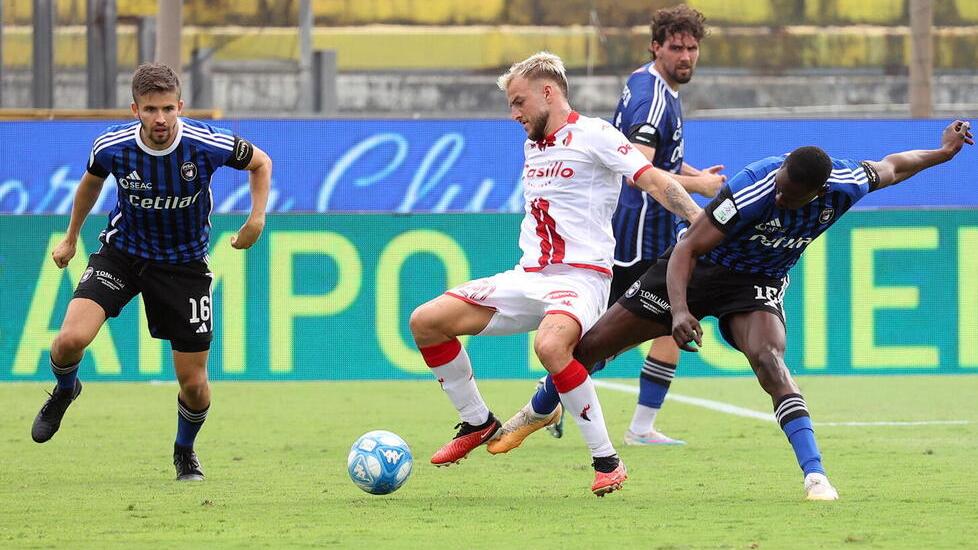Al centro Nagy e Touré in azione contro il Bari e destra Amatucci (Foto Muzzi)