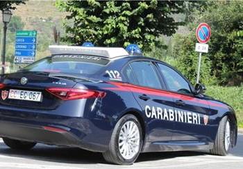 
	Un'auto dei carabinieri durante un controllo

