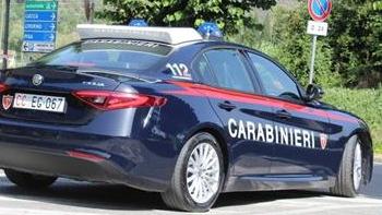 Un'auto dei carabinieri durante un controllo