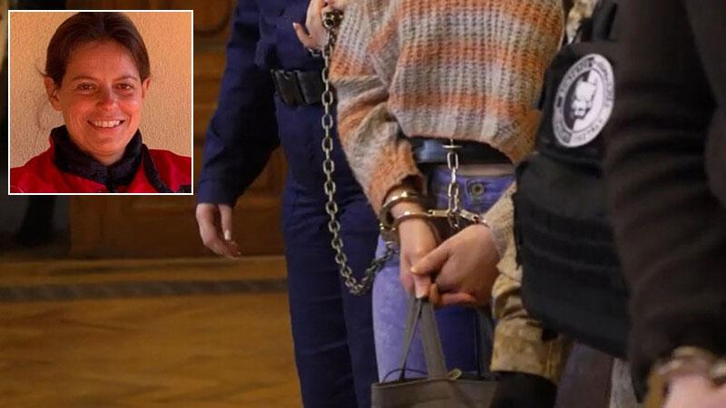Il dettaglio delle catene ai polsi: così Ilaria Salis (in alto a sx), 39 anni, insegnante, detenuta in Ungheria dall’11 febbraio del 2023, è stata portata nell’aula di tribunale dove è in corso il procedimento a suo carico. Rischia 16 anni di carcere