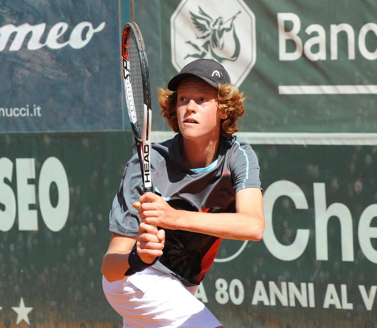 Un giovanissimo Jannik Sinner in azione sui campi in terra rossa