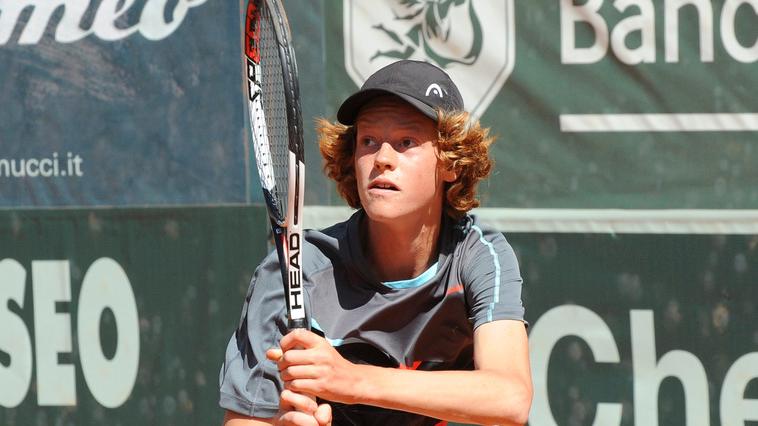 Un giovanissimo Jannik Sinner in azione sui campi in terra rossa