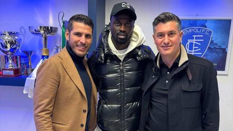 M’Baye Niang (al centro) con il ds dell’Empoli Pietro Accardi (a sinistra) e il procuratore Crescenzo Cecere (foto gianlucadimarzio.com)