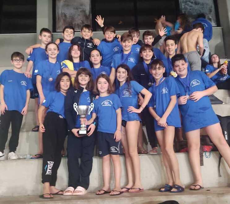 Il gruppo degli Esordienti A al campionato regionale Salvamento che si è svolto alla piscina Camalich di Livorno