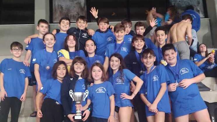 Il gruppo degli Esordienti A al campionato regionale Salvamento che si è svolto alla piscina Camalich di Livorno