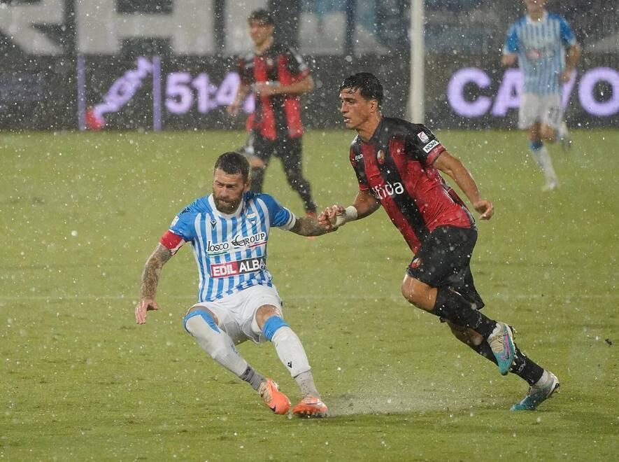 Il duello Benassai-Antenucci durante la sfida al Mazza nel girone d’andata interrotta dalla pioggia battente. Il difensore rossonero è uscito malconcio del match con il Gubbio, ma dovrebbe essere regolarmente in campo