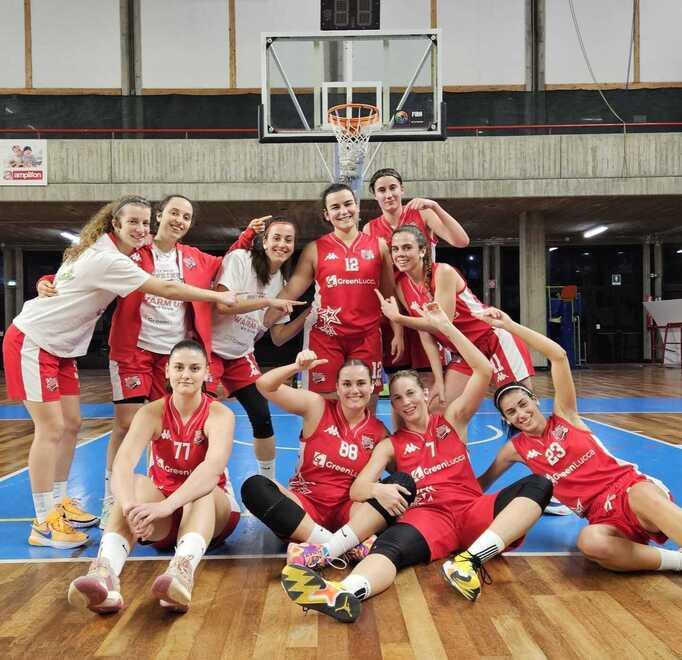 Ecco le ragazze della Green Lucca che stanno disputando un ottimo campionato sotto la guida di coach Luca Biagi e sono in corsa per i primi quattro posti in chiave playoff. La gara di stasera alle 21.15 al Palatagliate con S. Giovanni Valdarno è fondamentale