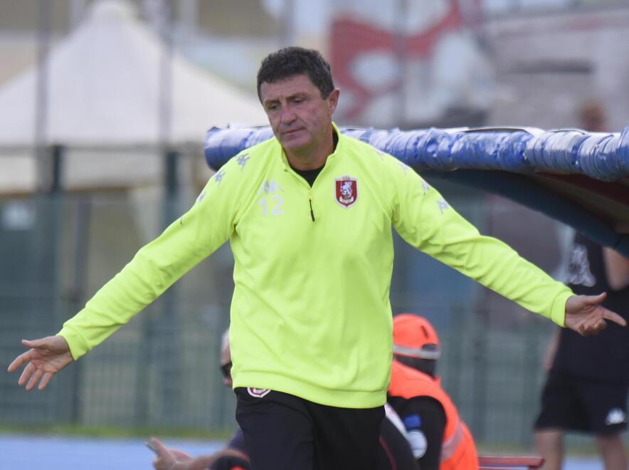 L’ormai ex allenatore del Grosseto, Vitaliano Bonuccelli, durante una partita di campionato del Grifone. Il tecnico nelle scorse ore ha raggiunto l’accordo con la società per la rescissione consensuale (Agenzia Bf)