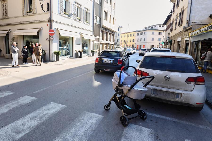 Mamma investita con la carrozzina, grave la figlia di pochi mesi
