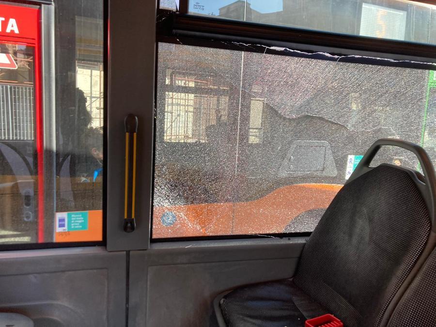Pisa, passeggero distrugge il vetro del bus: saltano ventitré corse della Linea 1+