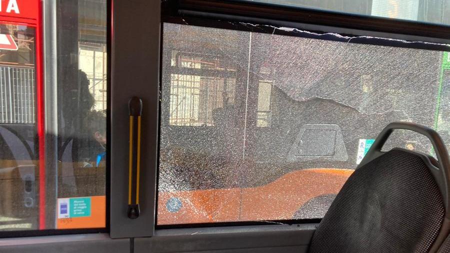 Pisa, passeggero distrugge il vetro del bus: saltano ventitré corse della Linea 1+