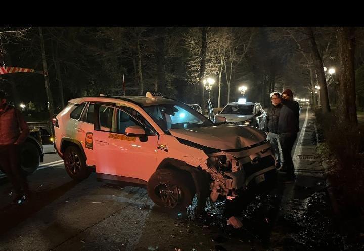 Firenze, tassista aggredito da tre rapinatori alle Cascine fugge e finisce contro un palo. La protesta dei colleghi in piazza Signoria
