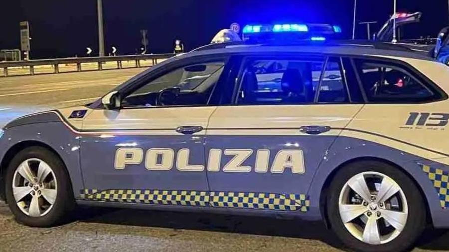 Donna a piedi lungo la Fi-Pi-Li: traffico bloccato, arrivano polizia stradale e ambulanza