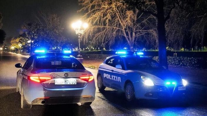Due volanti della polizia di Stato (foto d'archivio)