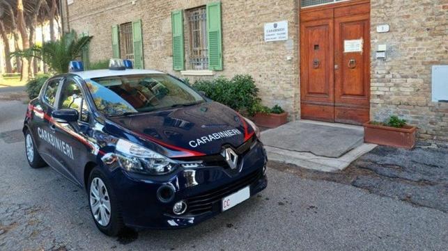 Una pattuglia dei carabinieri (foto d'archivio)