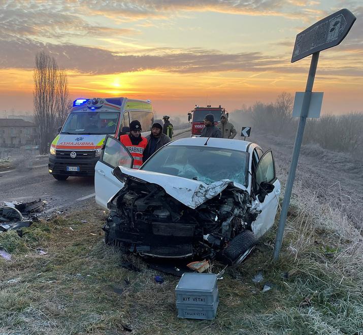 Codifiume, scontro frontale, due feriti gravi: «Gli argini non sono autostrade»