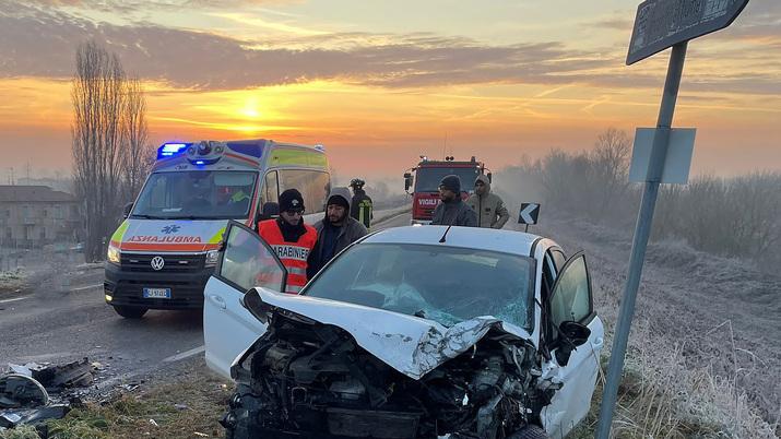Codifiume, scontro frontale, due feriti gravi: «Gli argini non sono autostrade»