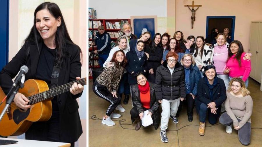 Paola Turci durante il concerto improvvisato e nella foto di gruppo con le detenute di Sollicciano