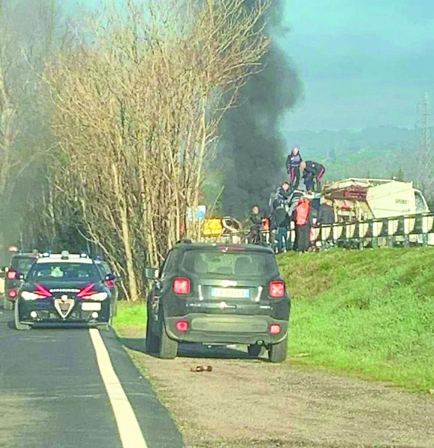 
	I carabinieri aiutano i vigilantes ad uscire dai furgoni

