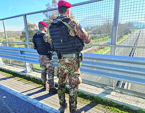 Cacciatori di Sardegna presidiano l'area dove è avvenuta la rapina