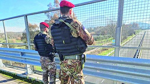 Cacciatori di Sardegna presidiano l'area dove è avvenuta la rapina