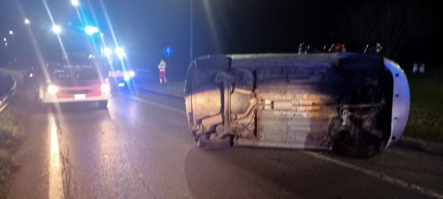 Livorno, si ribalta con l’auto sulla 206: soccorsa