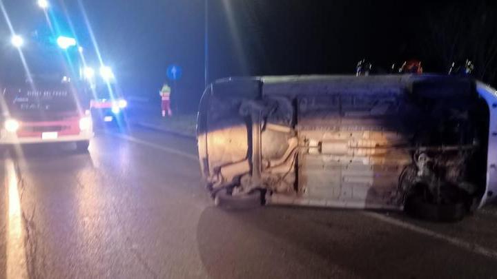 Livorno, si ribalta con l’auto sulla 206: soccorsa