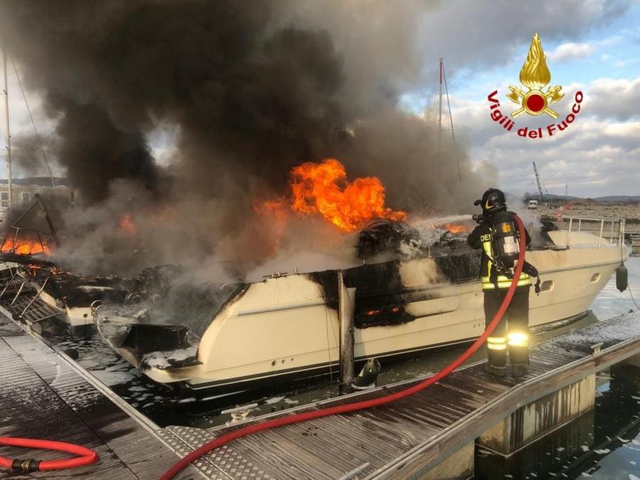 Piombino, tre barche in fiamme al porto turistico: cosa ha innescato l'incendio? La prima ipotesi – Video