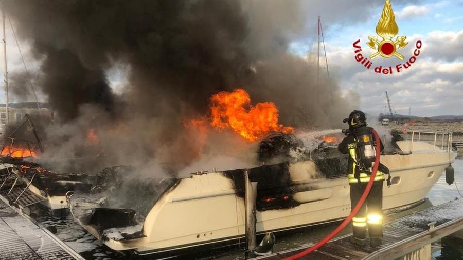 Piombino, tre barche in fiamme al porto turistico: cosa ha innescato l'incendio? La prima ipotesi – Video