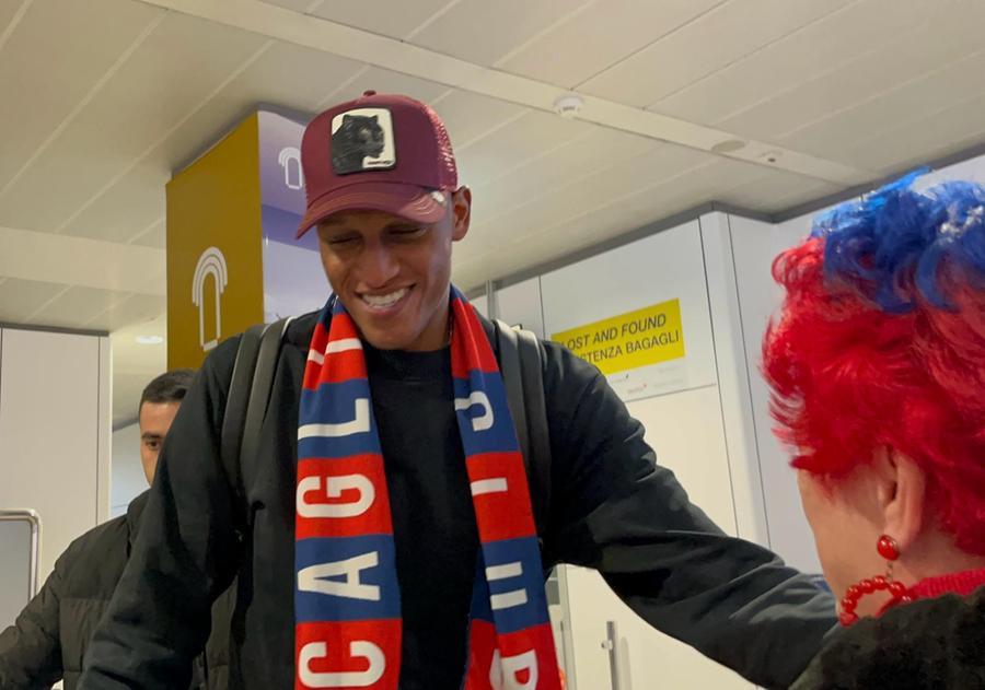 
	Yerry Mina accolto dai tifosi in aeroporto <em>(foto Mario Rosas)</em>

