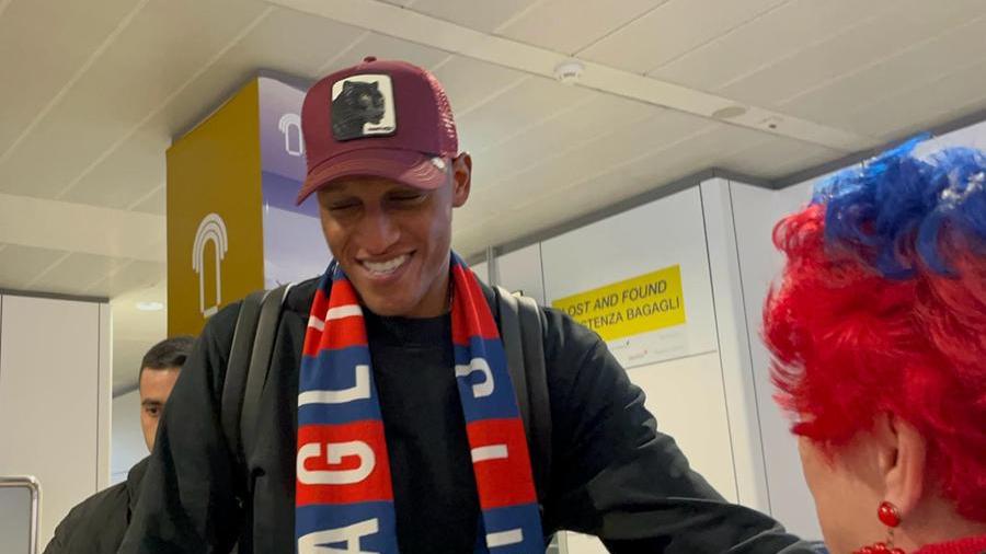 Yerry Mina accolto dai tifosi in aeroporto <em>(foto Mario Rosas)</em>