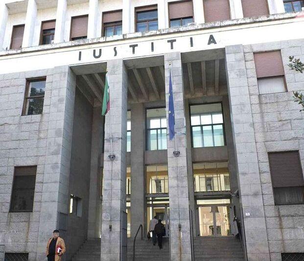 Pisa, con una forbiciata ferì all’occhio il compagno: condannata dopo due consulenze<br>
