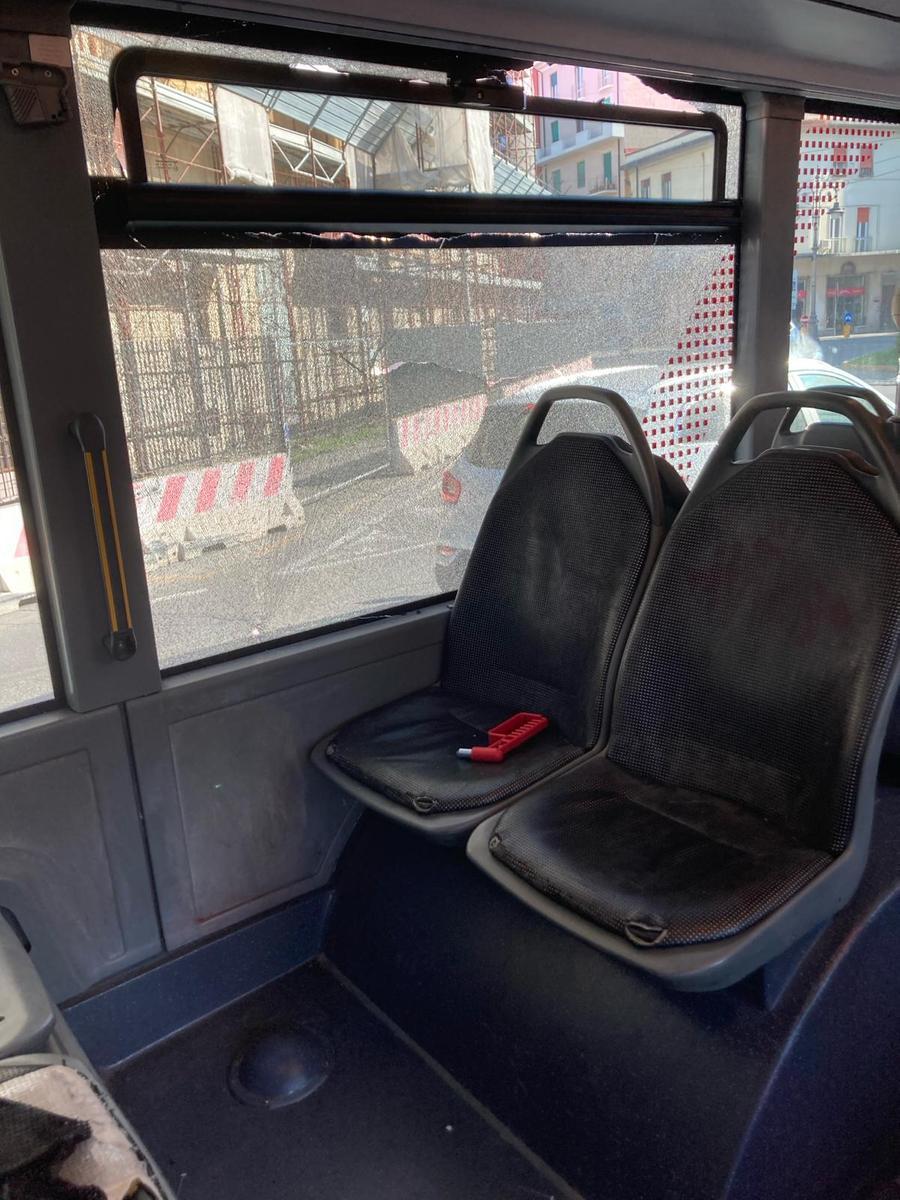 Pisa, vetro distrutto sul bus: identificato e denunciato il passeggero grazie alle immagini a bordo