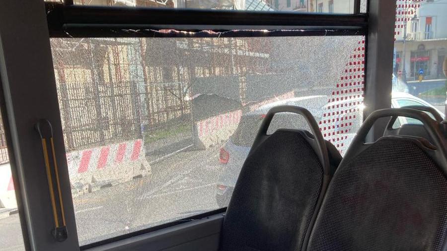 Pisa, vetro distrutto sul bus: identificato e denunciato il passeggero grazie alle immagini a bordo