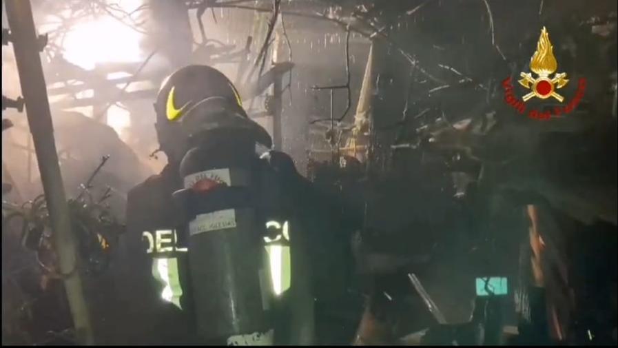 Quartu, rogo nelle cantine di due palazzine: tre persone intossicate