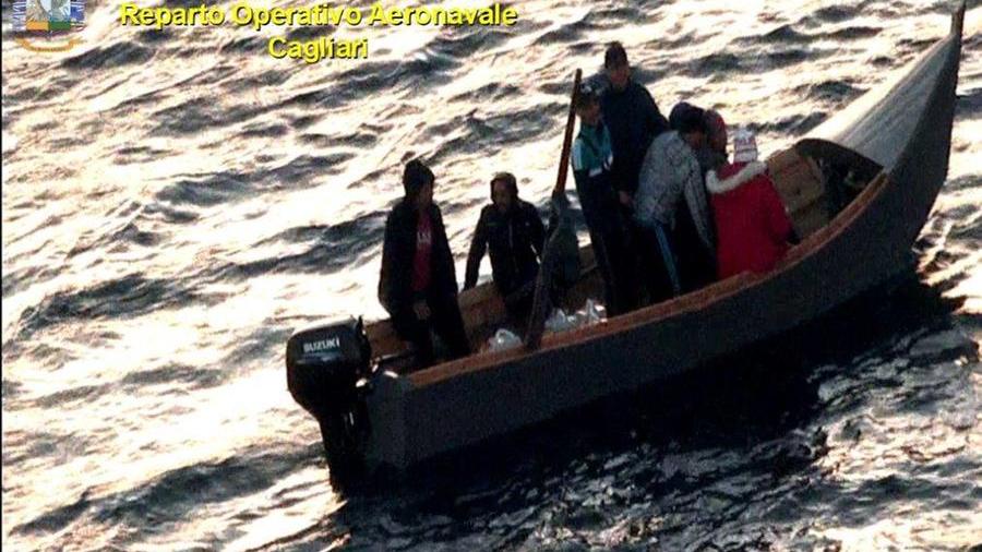 Migranti, 8 uomini sbarcano sulla costa di Sant’Antioco