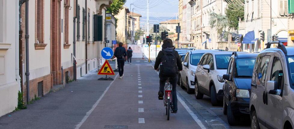 La pista ciclabile di via Roma, una delle poche esistenti e realizzate all’interno del Biciplan, il piano di sviluppo delle ciclabili elaborato dal Comune
