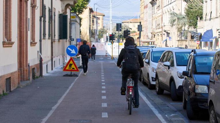 La pista ciclabile di via Roma, una delle poche esistenti e realizzate all’interno del Biciplan, il piano di sviluppo delle ciclabili elaborato dal Comune