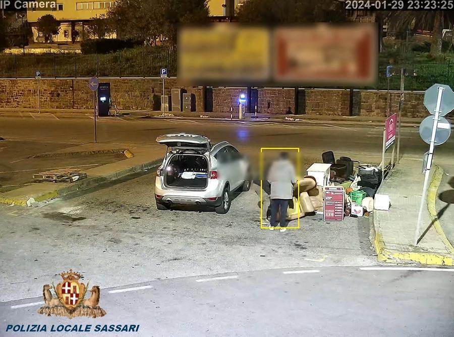 Sassari, crea una mini discarica in piazzale Segni durante la notte: in arrivo una multa di 1.500 euro