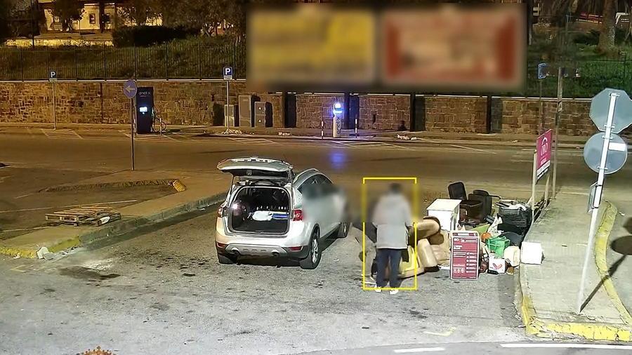 Sassari, crea una mini discarica in piazzale Segni durante la notte: in arrivo una multa di 1.500 euro