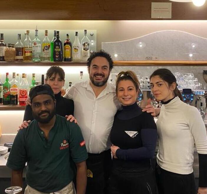 Gino Cervelli con la moglie Simona Gallini e lo staff composto da Barbara, punto di riferimento della sala insieme alla collega Stefania e dal pizzaiolo Sula