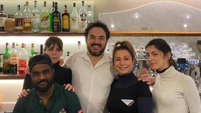 Gino Cervelli con la moglie Simona Gallini e lo staff composto da Barbara, punto di riferimento della sala insieme alla collega Stefania e dal pizzaiolo Sula