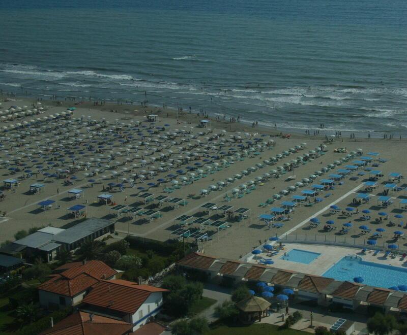 Un tratto del litorale di Forte dei Marmi visto dall’alto: 65 concessionari su cento hanno annunciato che a metà della prossima settimana presenteranno il ricorso al Tar contro il Comune