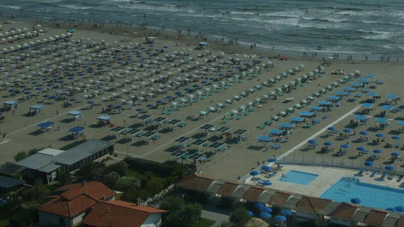 Un tratto del litorale di Forte dei Marmi visto dall’alto: 65 concessionari su cento hanno annunciato che a metà della prossima settimana presenteranno il ricorso al Tar contro il Comune