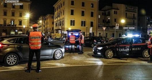 Livorno, durante il controllo mostra una patente falsa: denunciata 47enne