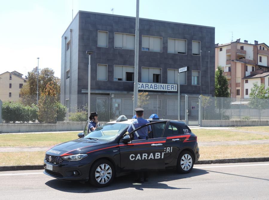 Rubano la merce e danneggiano espositori: denunciati