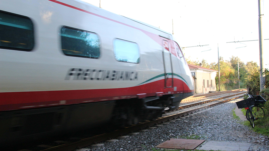 Investito dal treno a Torre del Lago, grave un 30enne