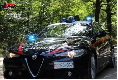 Pontedera, ruba in un negozio di alimentari e dà una testata al titolare che lo insegue: arrestato