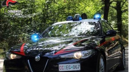 Pontedera, ruba in un negozio di alimentari e dà una testata al titolare che lo insegue: arrestato