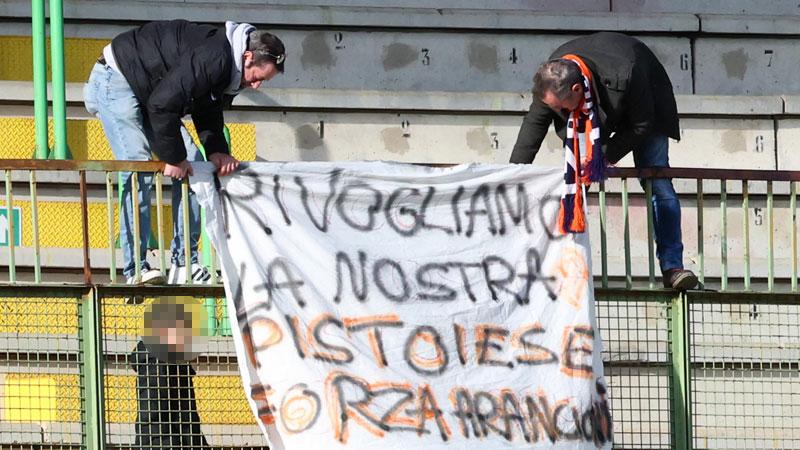 Uno striscione appeso dai tifosi durante l’ultima partita giocata allo stadio Melani (foto Nucci)